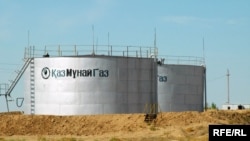 Емкости для хранения нефти, принадлежащие "Эмбамунайгазу" - дочерней компании "КазМунайГаза". Атырауская область, август 2009 года.