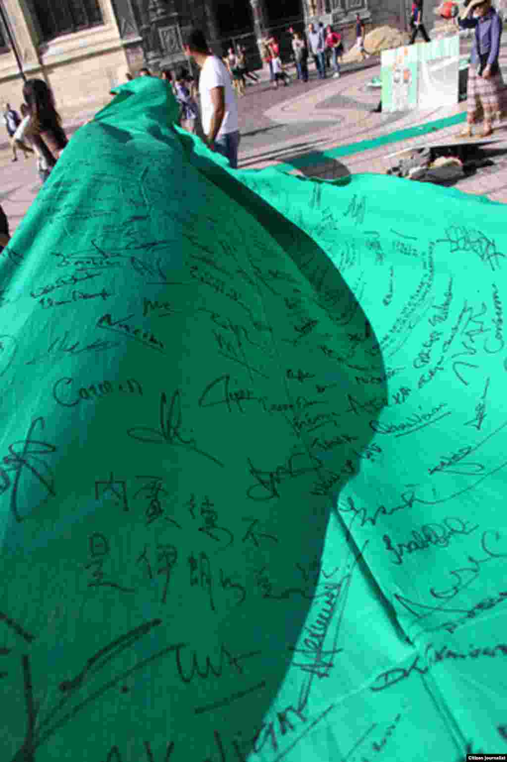 پاریس، فرانسه - جمع‌آوری امضا در راستای حرکتی مدنی به نام «بلندترین تومار جهان؛ احمدی‌نژاد رئیس جمهور ایران نیست»