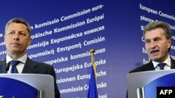 Комісар ЄС з енергії Ґюнтер Еттінґер (праворуч) і український Міністр палива та енергетики Юрій Бойко, Брюссель, 6 травня 2010 року
