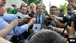 Архивска фотографија: Еврокомесарот Јоханес Хан дава изјава пред резиденцијата на ЕУ во Скопје со лидерите на четирите политички партии - Груевски, Заев, Тачи и Ахмети. 