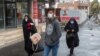 پس از مرگ دو بیمار مبتلا به کرونا در قم، ساکنان این شهر با ماسک در خیابان‌ها تردد می‌کنند