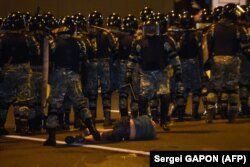 Арнайы жасақ наразылардың бірін ұстап жатыр. Минск, 9 маусым 2020 жыл.