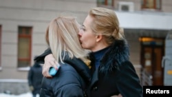 Супруга Алексея Навального Юлия утешает супругу Олега Навального Викторию после судебного заседания 30 декабря 2014