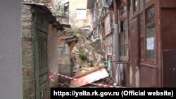 Наслідки обвалення підпірної стіни в провулку Ломоносова в Ялті