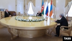 Russia -- Russian President Vladimir Putin (C), Azerbaijani President Ilham Aliyev (L) and Armenian President Serzh Sarkisian meet in St. Petersburg, June 20, 2016