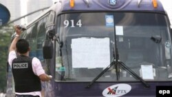 گروگان گيرها روز چهارشنبه ۲۸ مارس بيش از ۳۰ کودک و دو معلم را در يک اتوبوس در مانيل پايتخت فيليپين به گروگان گرفتند.