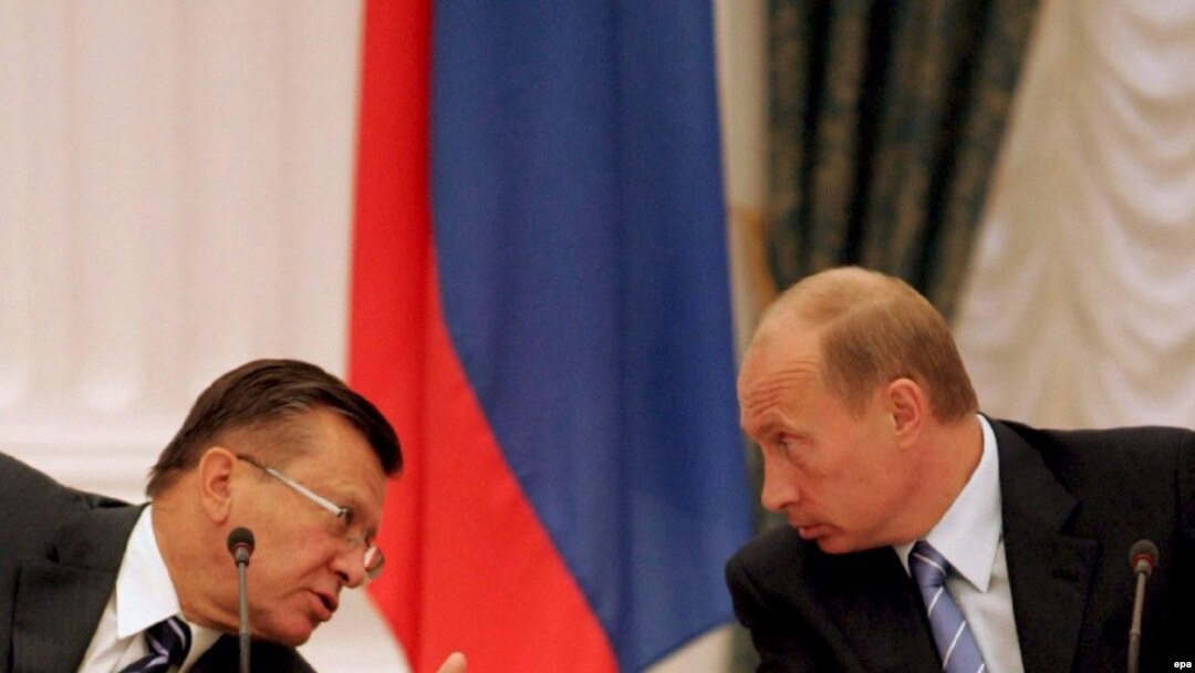 Кремль, 2 октября 2007 года. Владимир Путин и Виктор Зубков намечают пути реализации спортивного суперпроекта