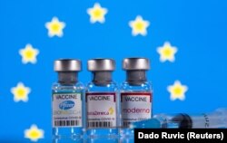 Еврора Биримдигинин желегинин маңдайында "Pfizer-BioNTech," "AstraZeneca" жана "Moderna" вакциналарынын идиштери тартылган. Жалпы сүрөт. 2021-жылдын 19-марты.