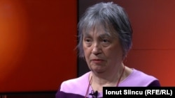 Mihaela Ciobotea, fiica fostului deținut politic Mihai Buracu, în studioul Europei Libere de la București, noiembrie 2025.