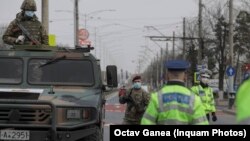 Poliția și armata patrulează pe străzi pentru a supraveghea respectarea izolării 