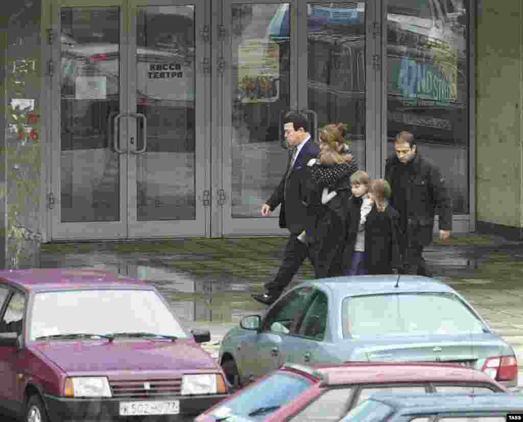 Kobzon (left) accompanies a woman and three children, hostages released by Chechen gunmen during the Dubrovka Theater siege in Moscow, October 24, 2002.