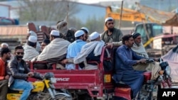 «Таблиги жамаат» уюмунун Пакистандын Райвинд шаарчасындагы ири жыйынынан кайтып бара жаткан өкүлдөрү. 13-март, 2020-жыл. 