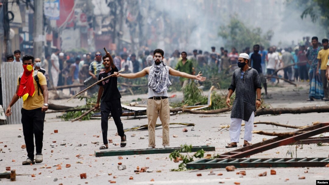 Mii de persoane, în special studenți, au protestat împotriva introducerii unor cote de muncă în Bangladesh. Cel puțin 200 și-au pierdut viața în urma confruntărilor cu forțele de ordine.