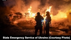 Zjarrfikësit në Odesa shuajnë zjarrin pas sulmeve ruse më 4 shkurt 2026. 