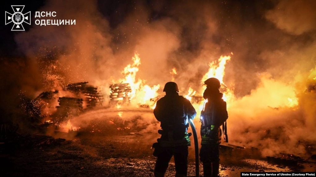 Рятувальники на місці одного з російських ударів по Одесі, 4 лютого 2026 року