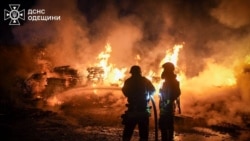 Рятувальники на місці одного з російських ударів по Одесі, 4 лютого 2026 року