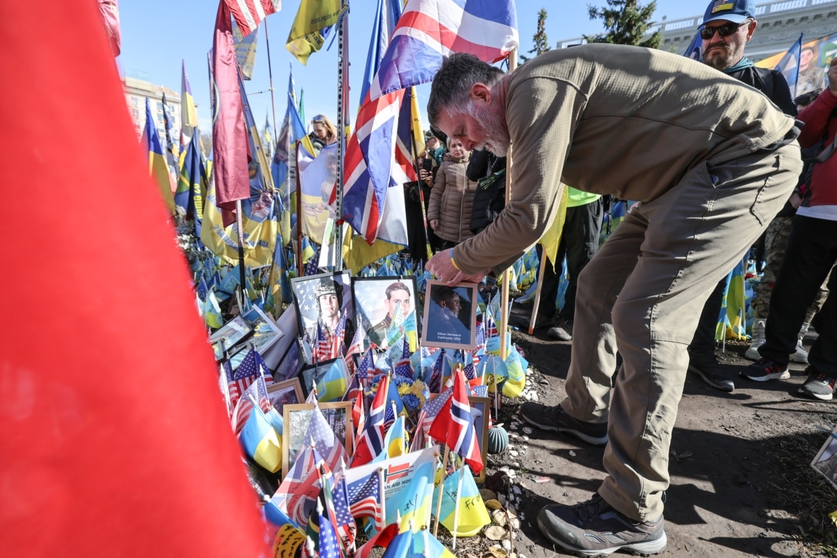 Для багатьох американських добровольців війна в Україні була не лише боротьбою за незалежність іншої держави. У своїх<a href="https://www.thetimes.com/world/russia-ukraine-war/article/foreign-fighters-international-legion-list-rg9fw6rd8" class="wsw__a"> інтерв’ю</a> вони говорили про захист свободи, міжнародного права та переконання, що перемога Росії створить загрозу для безпеки інших країн. Частина з них вважала, що допомагати Україні означає захищати цінності, які поділяють демократичні держави<br><br>