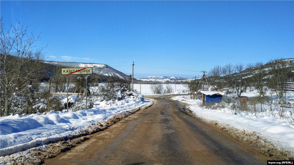 Кизиловое межує з селом Каштановим, яке знаходиться ближче до Сімферополя