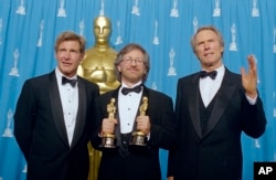 اسپیلبرگ در میان هریسون فورد و کلینت ایستوود هنگام دریافت اسکار بهترین فیلم و بهترین کارگردانی، ۱۹۹۴