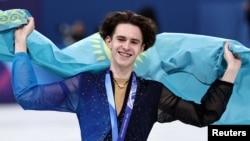 Михаил Шайдоров с флагом Казахстана