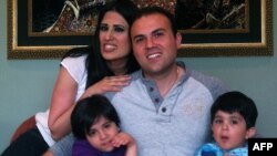 سعید عابدینی به همراه خانواده‌اش