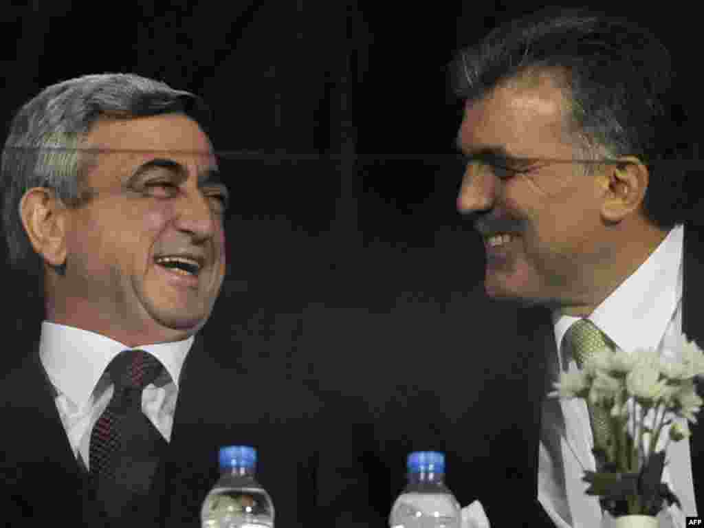 Turska - Navijači 3 - Predsjednici Turske i Armenije, Abdullah Gul i Serzh Sarkisian su nakon nedavno potpisanog povijesnog dogovora između dvije zemlje, bodrili svoje timove na kvalifikacijskoj utakmici u gradu Bursa u Turskoj.