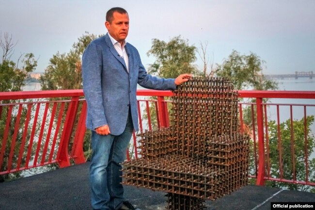Борис Філатов біля інсталяції "крісло мера"