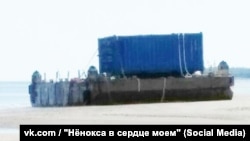 Понтон на неповрежденной платформе, контейнер – с закрытыми дверцами. Фотография, предположительно, сделана 17 или 18 августа