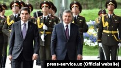Turkmen President Gurbanguly Berdymukhammedov (left) is welcomed by Uzbek President Shavkat Mirziyoev in Tashkent on April 23. 
