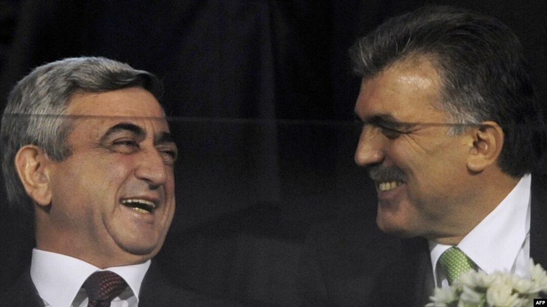 Abdullah Gül və Serj Sarkisyan Bursada futbol matçında, 14 oktyabr 2009