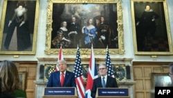 Prim-ministrul britanic, Keir Starmer (dreapta), și președintele SUA, Donald Trump, în timpul unei conferințe de presă în Aylesbury, centrul Angliei, pe 18 septembrie 2025