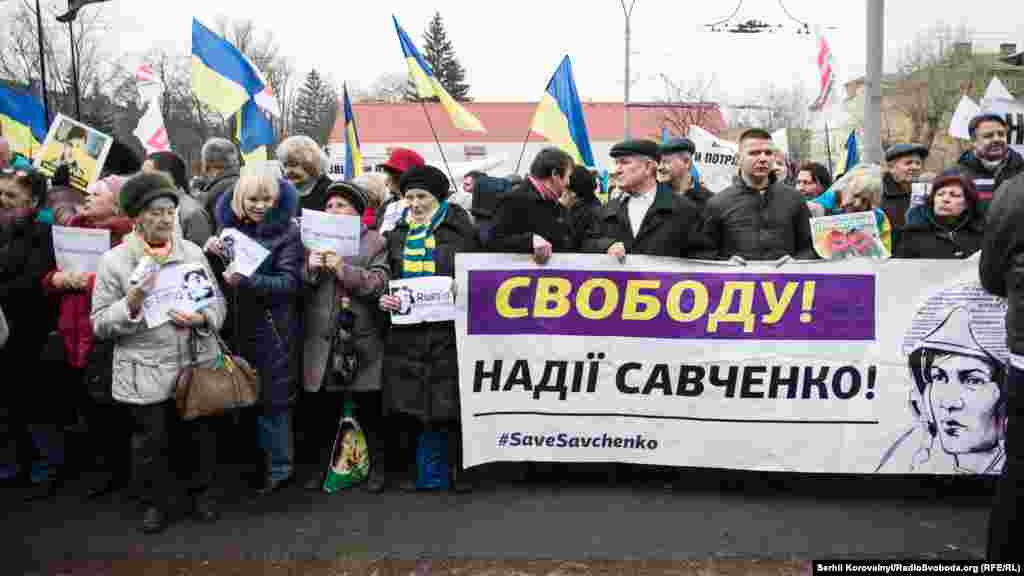 Люди тримають плакати із закликами звільнити льотчицю