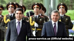 According to his press service, Uzbek President Shavkat Mirziyoev (right) spoke by telephone with his Turkmen counterpart Gurbanguly Berdymukhammedov (left) on July 24. (file photo)