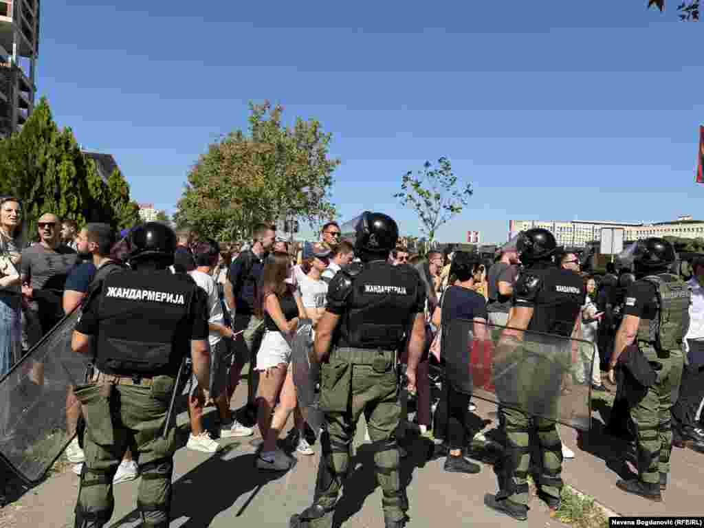 Настанот се одржува во време на масовни антивладини протести во Србија, кои беа предизвикани пред десет месеци, кога загинаа 16 лица во несреќата на железничката станица во Нови Сад.