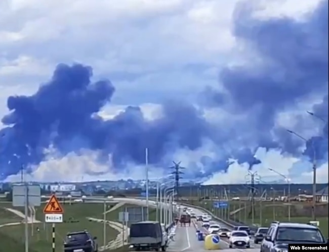 Дым от горящих самолетов на авиабазе "Белая" в Иркутской области