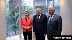 Premierul armean Nikol Pașinian (centru) cu președinta CE Ursula von der Leyen și președintele Consiliului European, Antonio Costa, la Tirana, pe 15 mai 2025. Armenia și-a intensificat efortul de a se apropia de UE în ultimii ani.