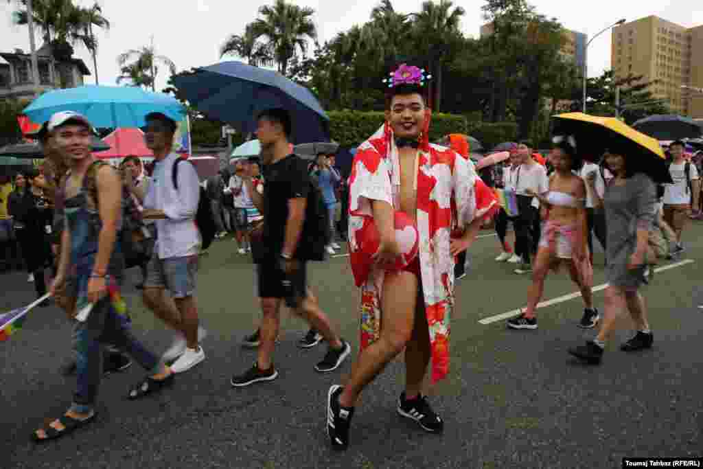 بسیاری از راهپیمایان از کشورهای نزدیک جزیره تایوان مانند ژاپن می&zwnj;آیند و نمادهای سنتی ژاپن نیز در میان راه&zwnj;پیمایان دیده می&zwnj;شود.