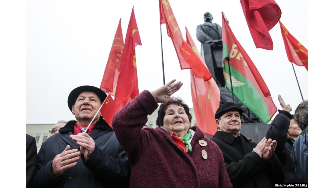 Hundreds of people took part in a rally marking the Bolshevik Revolution in Minsk on November 7.
