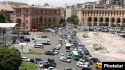 Armenia - Workers build a stage in Yerevan's Republic Square where Pope Francis will hold a joint prayer service with Armenian Catholicos Garegin II on June 25, 20Jun2016.