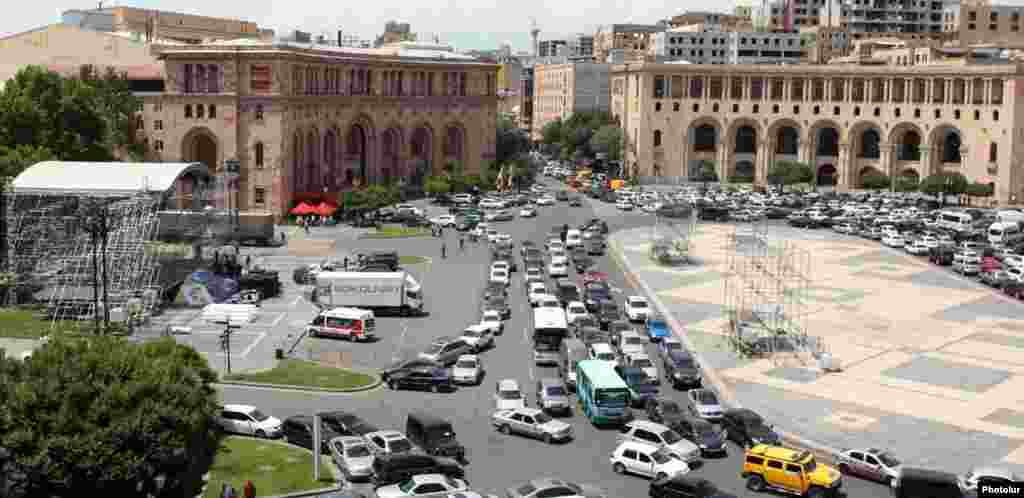 Armenia - Workers build a stage in Yerevan's Republic Square where Pope Francis will hold a joint prayer service with Armenian Catholicos Garegin II on June 25, 20Jun2016.