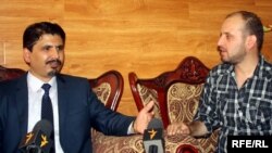 (راست به چپ) خبرنگار رادیو آزادی سید فتح محمد بها و مجیب الرحمن خطیر معاون ادارهء نورم و استندرد
