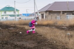 Сабаққа кетіп бара жатқан оқушы. Орал қаласы, 4 наурыз 2020 жыл.