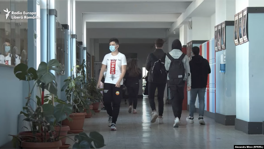 Elevii de clasa a VIII-a și cei de clasa a XII-a vor învăța online în luna aprilie