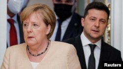 Cancelara germană Angela Merkel și președintele ucrainean Volodimir Zelenski la conferința de presă comună de la Kiev, Ucraina, 22 august 2021. 