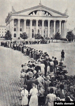 Чарга ў Палац культуры прафсаюзаў 15 жніўня 1956 году, дзе стаяла труна зь Якубам Коласам.