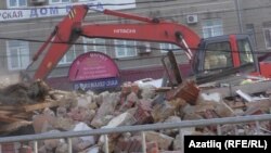Акмәчеттә Үзәк базар тирәсендәге сәүдә урыннарын җимерү