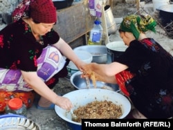 Женщины готовят еду к свадьбе. Ошоба, Таджикистан, 25 мая 2015 года.