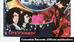 Detaliu de pe coperta albumului Live 'n' Kickin, West, Bruce & Laing, Columbia Records, 1974.