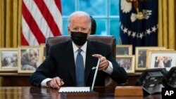 Joe Biden, semnând ordinul executiv privind serviciul militar al persoanelor transgender