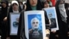 O demonstrație anti-israeliană la Teheran, pe 13 iunie 2025, după atacurile israeliene. Oamenii poartă portrete ale generalilor și oamenilor de știință din domeniul nuclear uciși în atac.